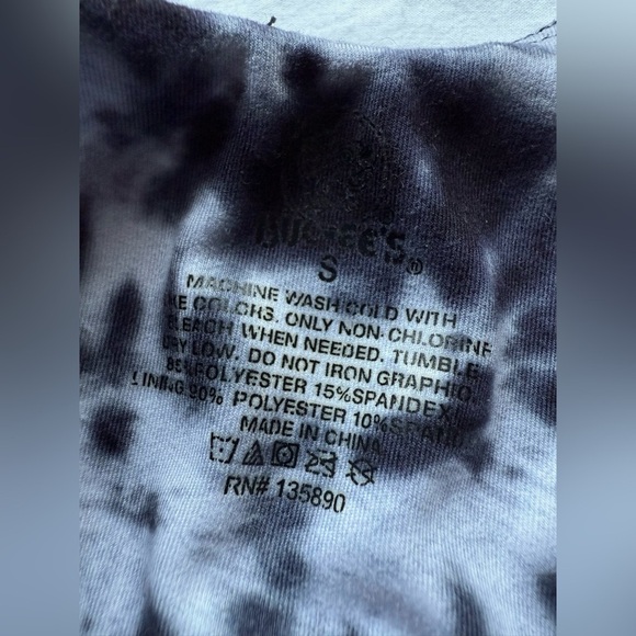 Buc-ee’s Black and White Tie Dye Athletic Crop Top Small - Picture 4 of 6